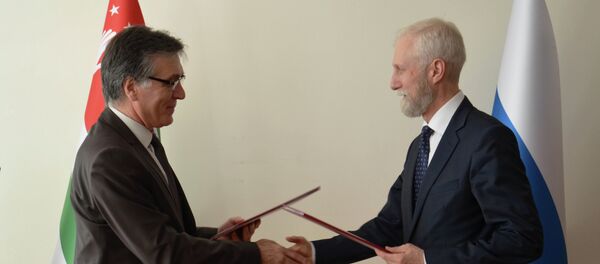 Подписание соглашения между минздровам Абхазии и России. Подписание соглашения между минздровам Абхазии и России. - Sputnik Абхазия