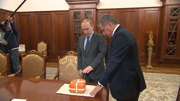 Шойгу показал Путину &quot;черный ящик&quot; сбитого Турцией российского Су-24 - Sputnik Абхазия