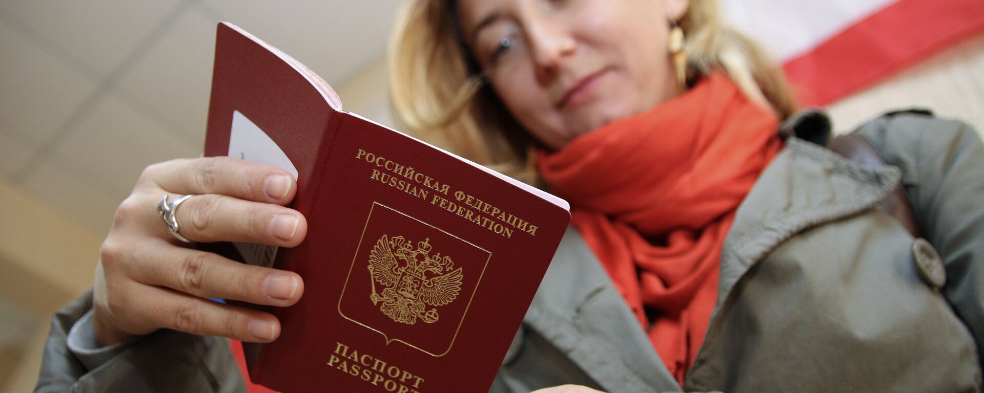 Российский загранпаспорт. Архивное фото - Sputnik Абхазия, 1920, 09.11.2025