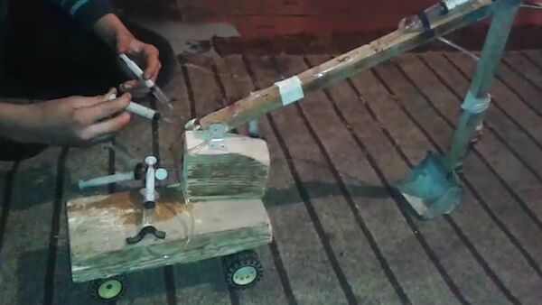 Мальчик из Токтогула построил экскаватор, работающий на шприцах - Sputnik Абхазия