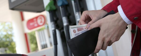 Мужчина на автозаправочной станции. - Sputnik Абхазия