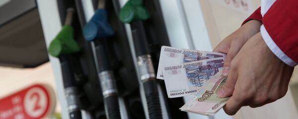 Мужчина на автозаправочной станции. Мужчина на автозаправочной станции. - Sputnik Абхазия