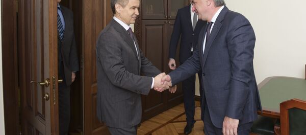 Президент Рауль Хаджимба встретился с заместителем Секретаря Совета Безопасности России Рашидом Нургалиевым. Президент Рауль Хаджимба встретился с заместителем Секретаря Совета Безопасности России Рашидом Нургалиевым. - Sputnik Абхазия