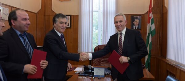 Подписание Соглашения в Минздраве Абхазии Подписание Соглашения в Минздраве Абхазии - Sputnik Абхазия