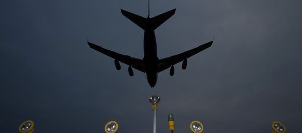 Самолет заходит на посадку в аэропорту. Архивное фото Самолет заходит на посадку в аэропорту. Архивное фото - Sputnik Абхазия