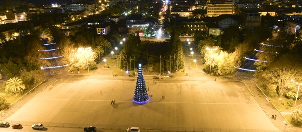 Главная ёлка страны на площади Свободы. - Sputnik Абхазия