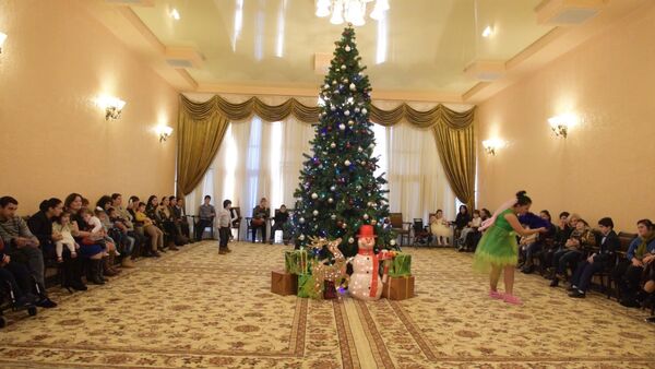 Детей с ограниченными возможностями поздравили сказочные персонажи - Sputnik Абхазия