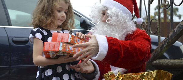 Акция КБФ Ашана. Стань Дедом Морозом. Акция КБФ Ашана. Стань Дедом Морозом. - Sputnik Аҧсны