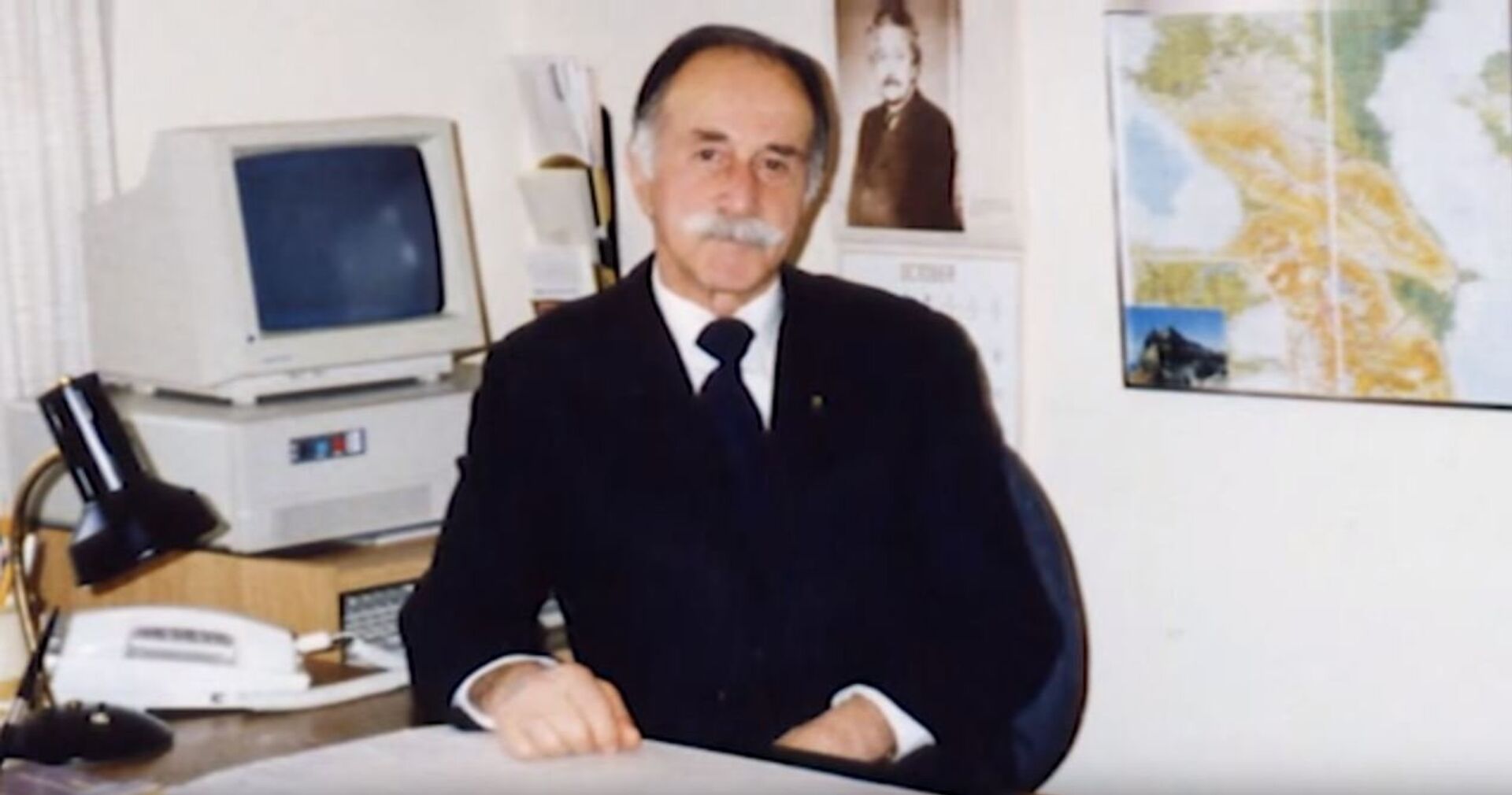 Мурат Яган в своем кабинете. - Sputnik Абхазия, 1920, 16.12.2025