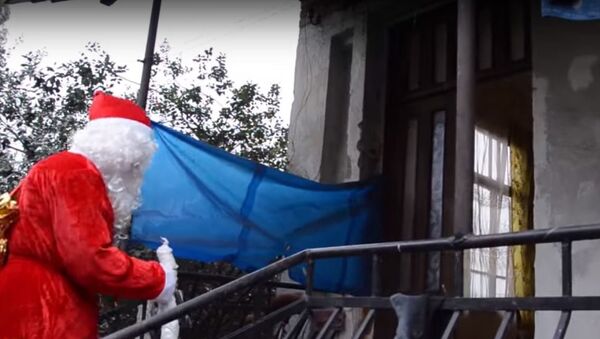 Дед Мороз посетил подопечных фонда Ашана - Sputnik Абхазия