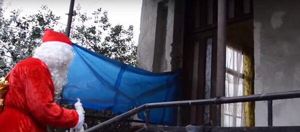 Дед Мороз посетил подопечных фонда Ашана - Sputnik Абхазия