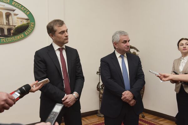 Помощник президента России Владислав Сурков посетил Абхазию с официальным визитом во вторник 29 декабря. - Sputnik Абхазия