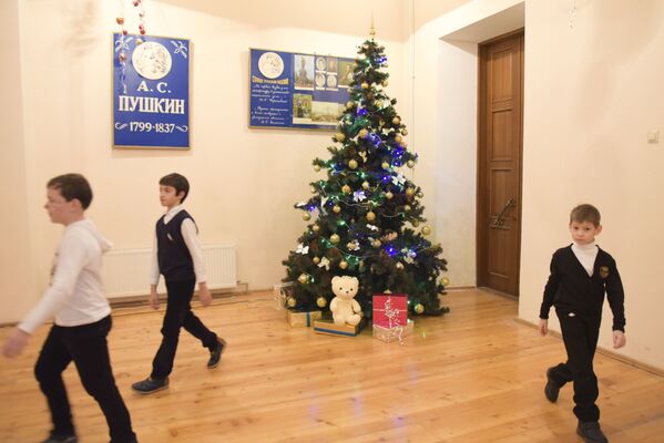 Новогодняя елка в средней школе. - Sputnik Абхазия