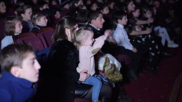 Юные зрители из сел Абхазии наблюдают за постановкой спектакля Снегурочка - Sputnik Абхазия