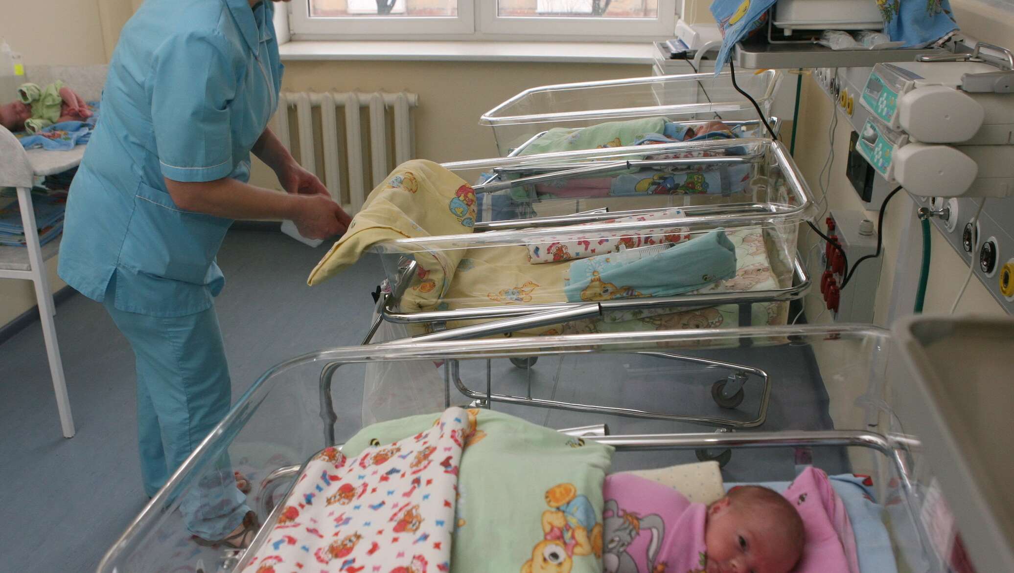 Новорожденный ребенок в родильном отделении