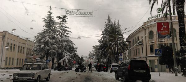 Снег в Сухуме. Проспект Леона - Sputnik Абхазия