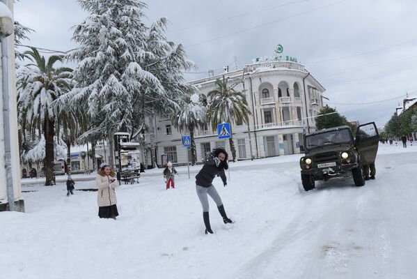 Снег в Сухуме. - Sputnik Абхазия
