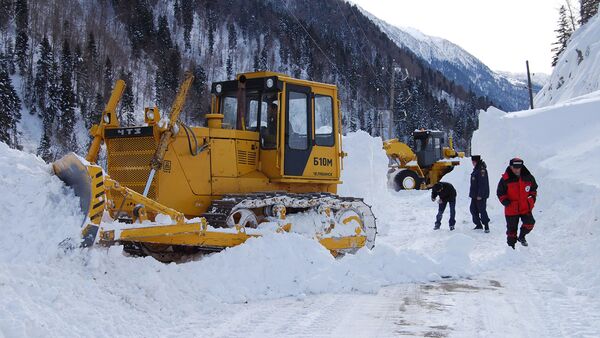 Расчистка снежных завалов и принудительный спуск лавин на Транскавказской автомагистрали - Sputnik Абхазия