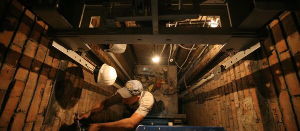 Замена лифтового оборудования в жилом доме Замена лифтового оборудования в жилом доме - Sputnik Абхазия