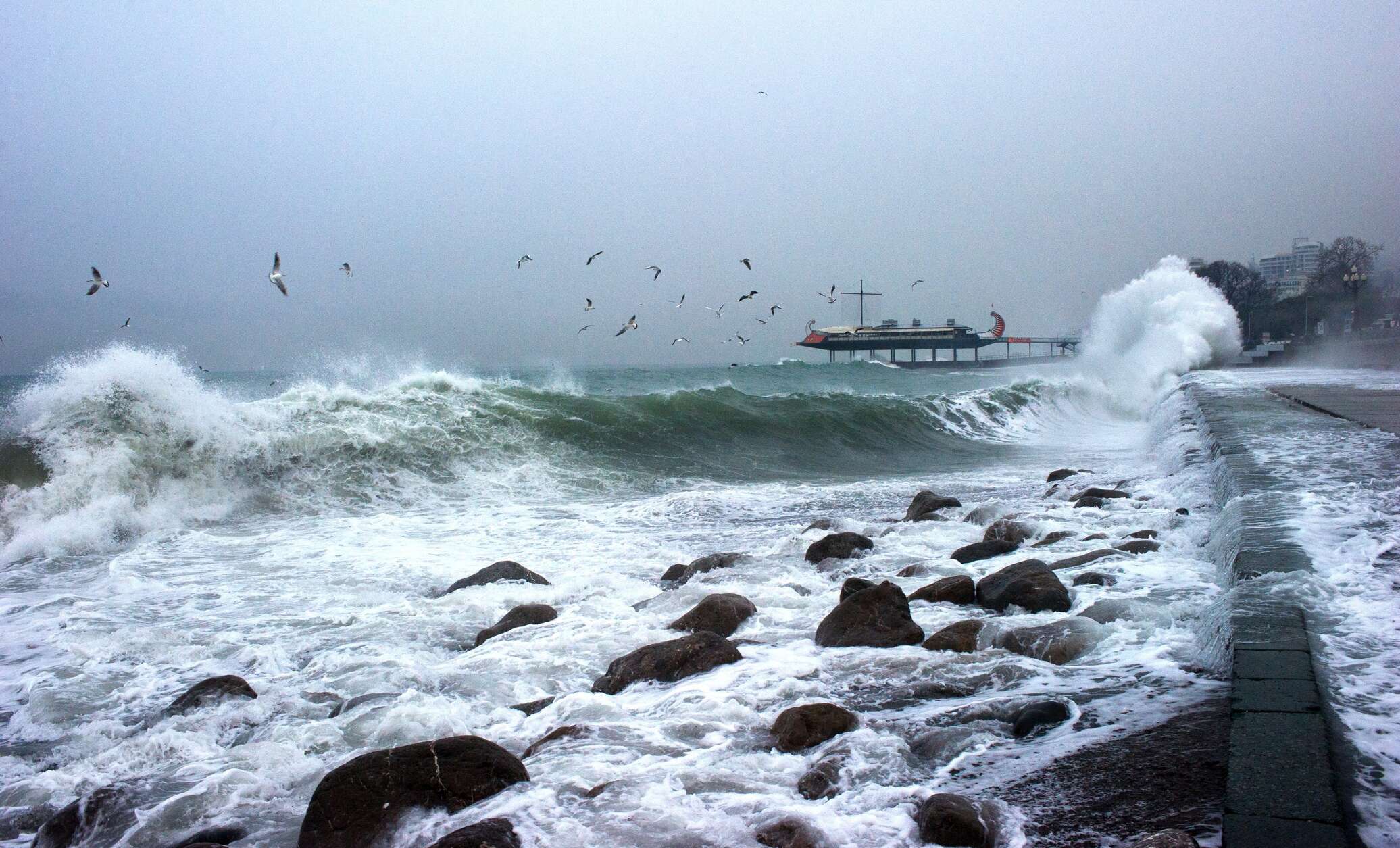 Сочи севастополь море. Волнорезы в Сочи. Волнорез в Геленджике. Крым шторм Ялта. ЦУНАМИ В Ялте.