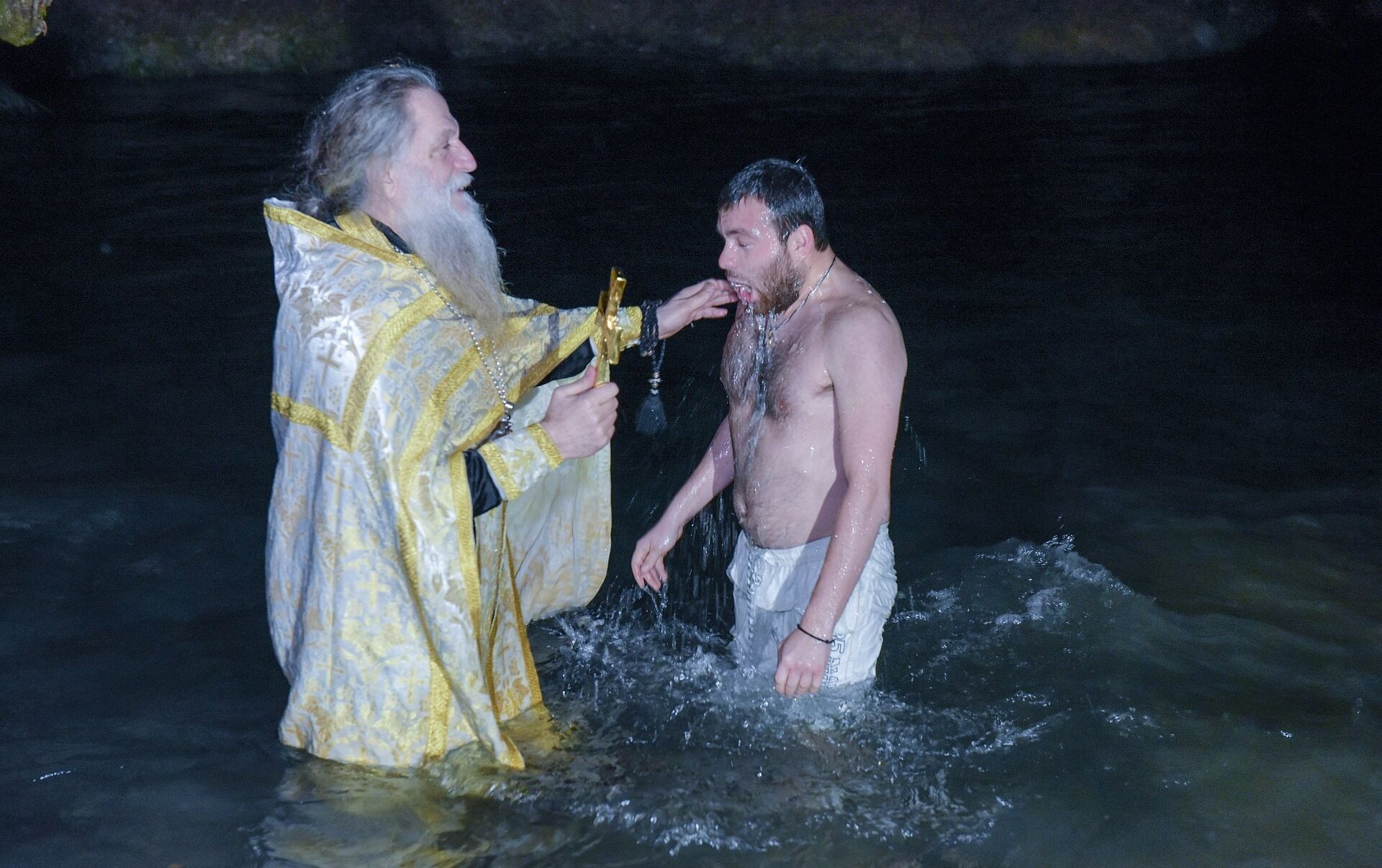 При крещении схватила батюшку за бороду