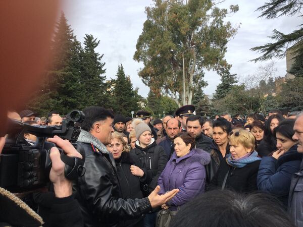 Министр внутренних дел Леонид Дзапшба вышел к митингующим - Sputnik Абхазия