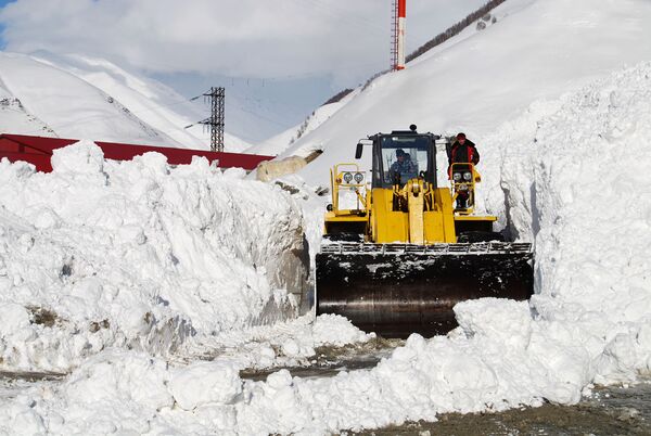 Расчистка снежных завалов и принудительный спуск лавин на Транскавказской автомагистрали. Архивное фото - Sputnik Абхазия