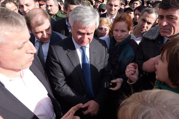 Рауль Хаджимба вышел к протестующим против поправок к закону об НДС - Sputnik Абхазия