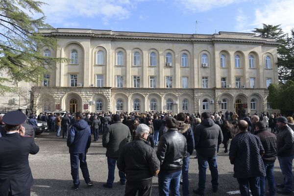 Митинг перед зданием администрации президента. - Sputnik Абхазия