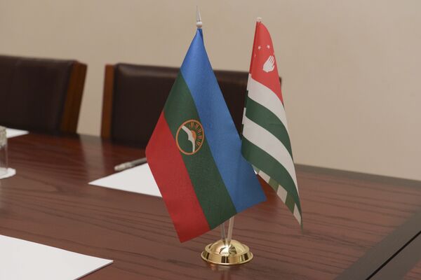 Флаги Абхазии и КЧР. - Sputnik Абхазия