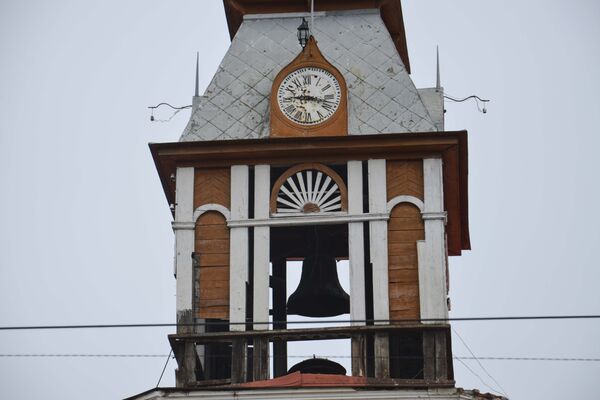 Башенные часы на универмаге Гунда в Гудауте. - Sputnik Абхазия
