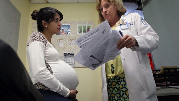Беременная женщина слушает объяснения врача о том, как предотвратить Зика в государственной больнице в Сан-Хуане. - Sputnik Абхазия