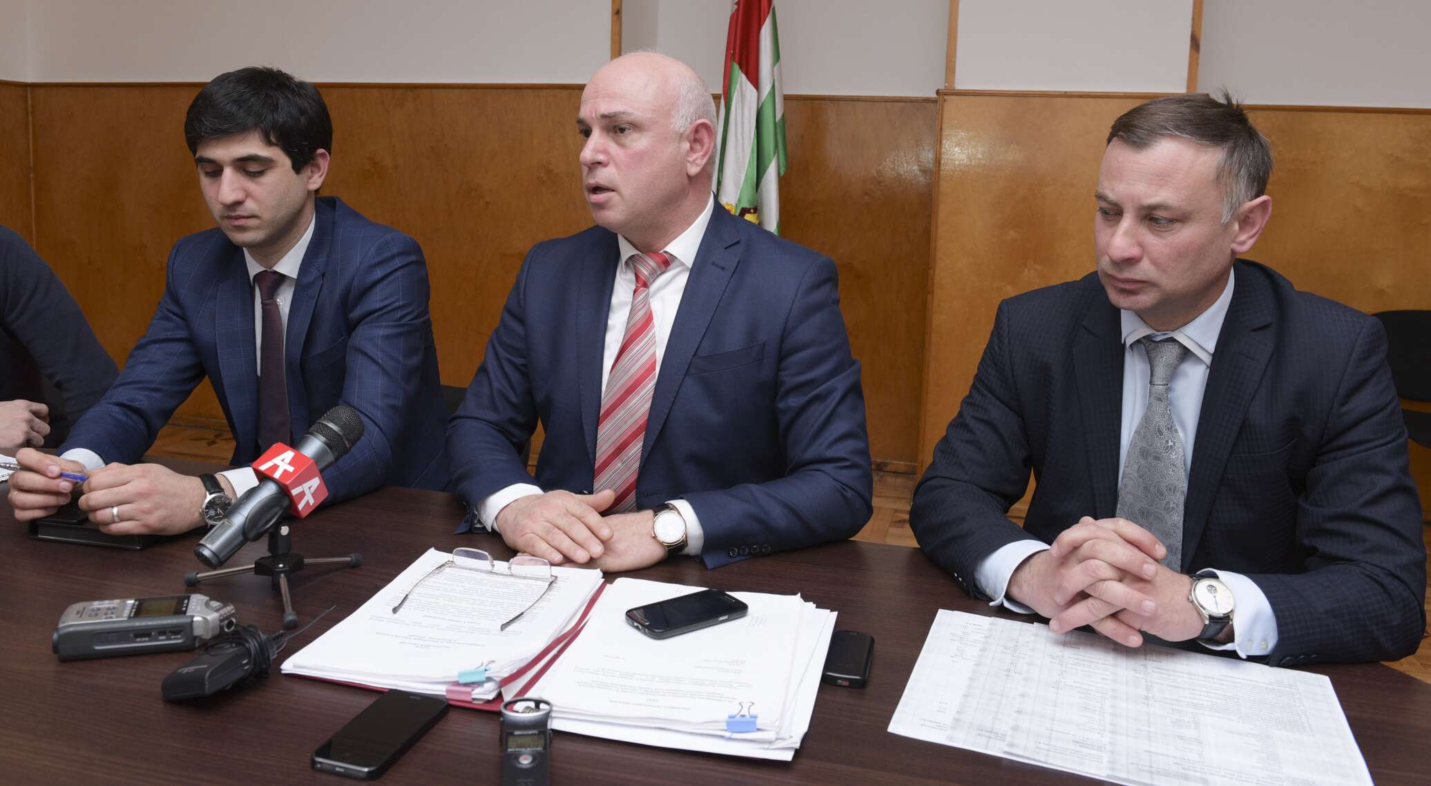 Миграционная служба динская. Абхазия органы власти. Рамин габлая абхазия. Служба в ра. Начальник гсо абхазии.