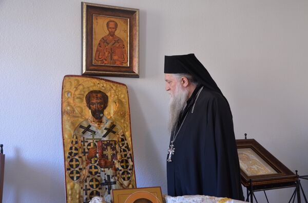 Игумен Игнатий у иконы Иоанна Златоуста в Каманском монастыре - Sputnik Абхазия