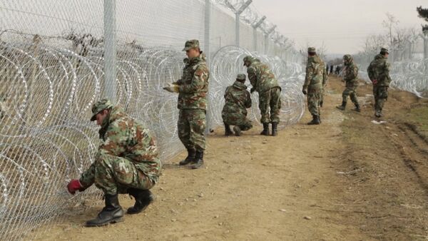 Македонские военные обмотали колючей проволокой забор на границе с Грецией - Sputnik Абхазия