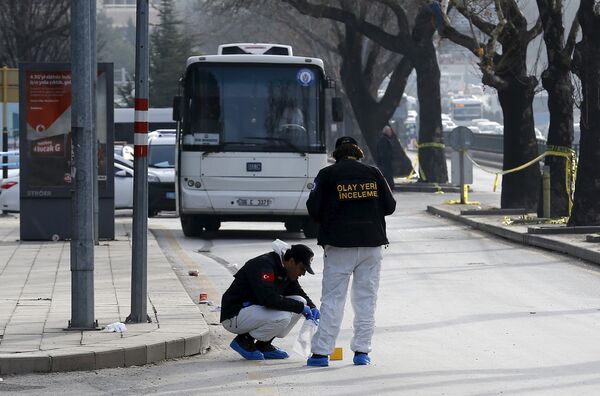 Судмедэксперты осматривают улицу рядом с местом взрыва прошлой ночью в Анкаре - Sputnik Абхазия