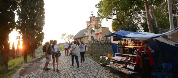 Туристы у входа в Ново-Афонский Симоно-Кананитский монастырь в Абхазии. - Sputnik Абхазия