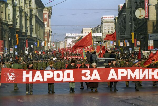 Участники праздничной демонстрации в День защитника Отечества. Архивное фото - Sputnik Абхазия