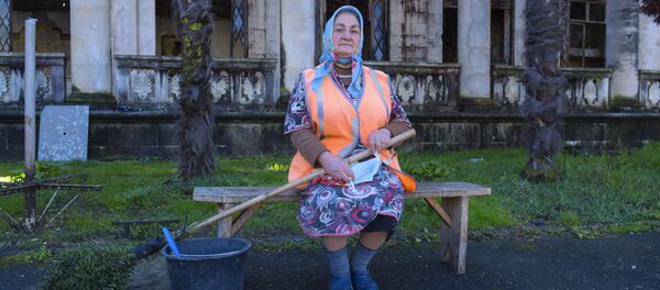 Профессия дворник Лаура Геворкян. - Sputnik Абхазия