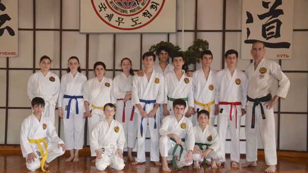 Руководитель Федерации шотокан каратэ-до Республики Абхазия Юрий Кураскуа со своими учениками - Sputnik Абхазия