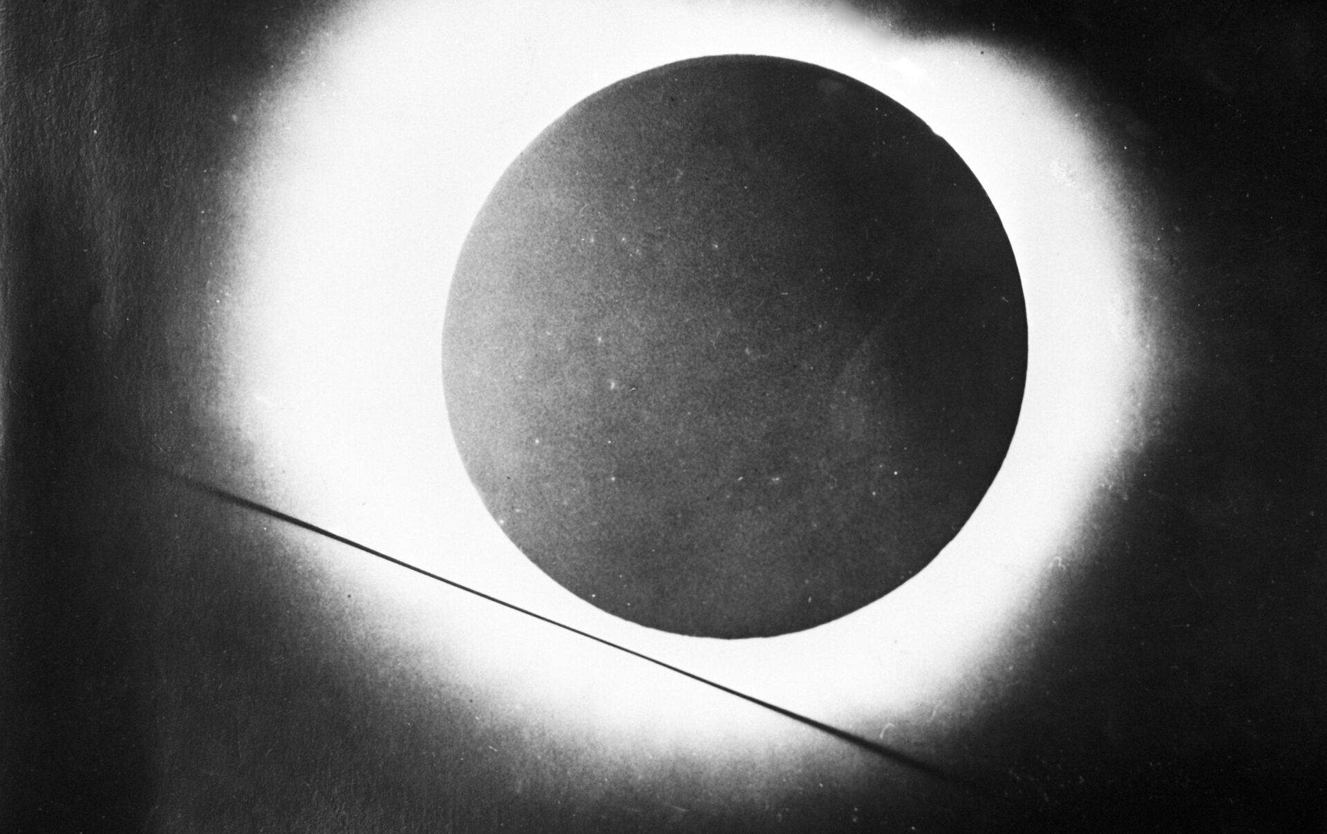 Затмение солнца в 2024 году в россии. Солнечное затмение 8 июля 1842 года. Солнечное затмение Солнечная корона. Снимок солнечного затмения 1909 года. Первая фотография солнца 1842.