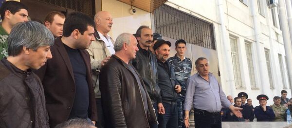 Родственники Руслана Джелия вышли на митинг у здания МВД Родственники Руслана Джелия вышли на митинг у здания МВД - Sputnik Абхазия