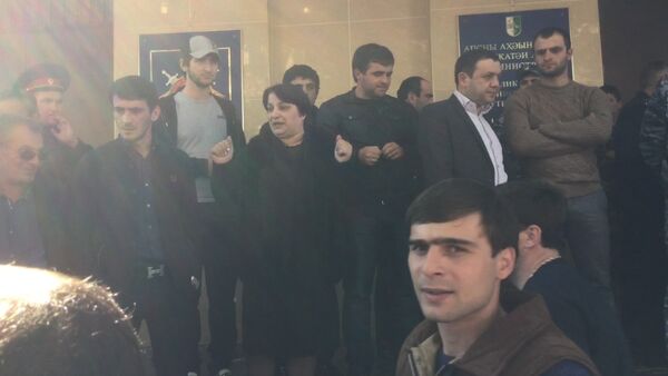 Родственники Руслана Джелия требуют отставку министра внутренних дел. Видео - Sputnik Абхазия