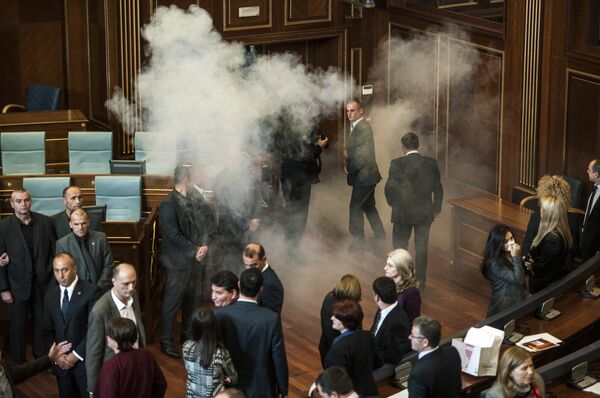 Слезоточивый газ в парламенте Косово. Архивное фото. - Sputnik Абхазия