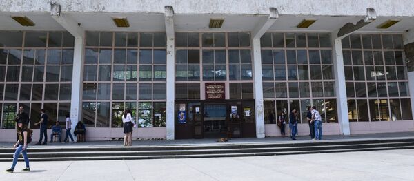 Студенты у входа в АГУ. - Sputnik Абхазия