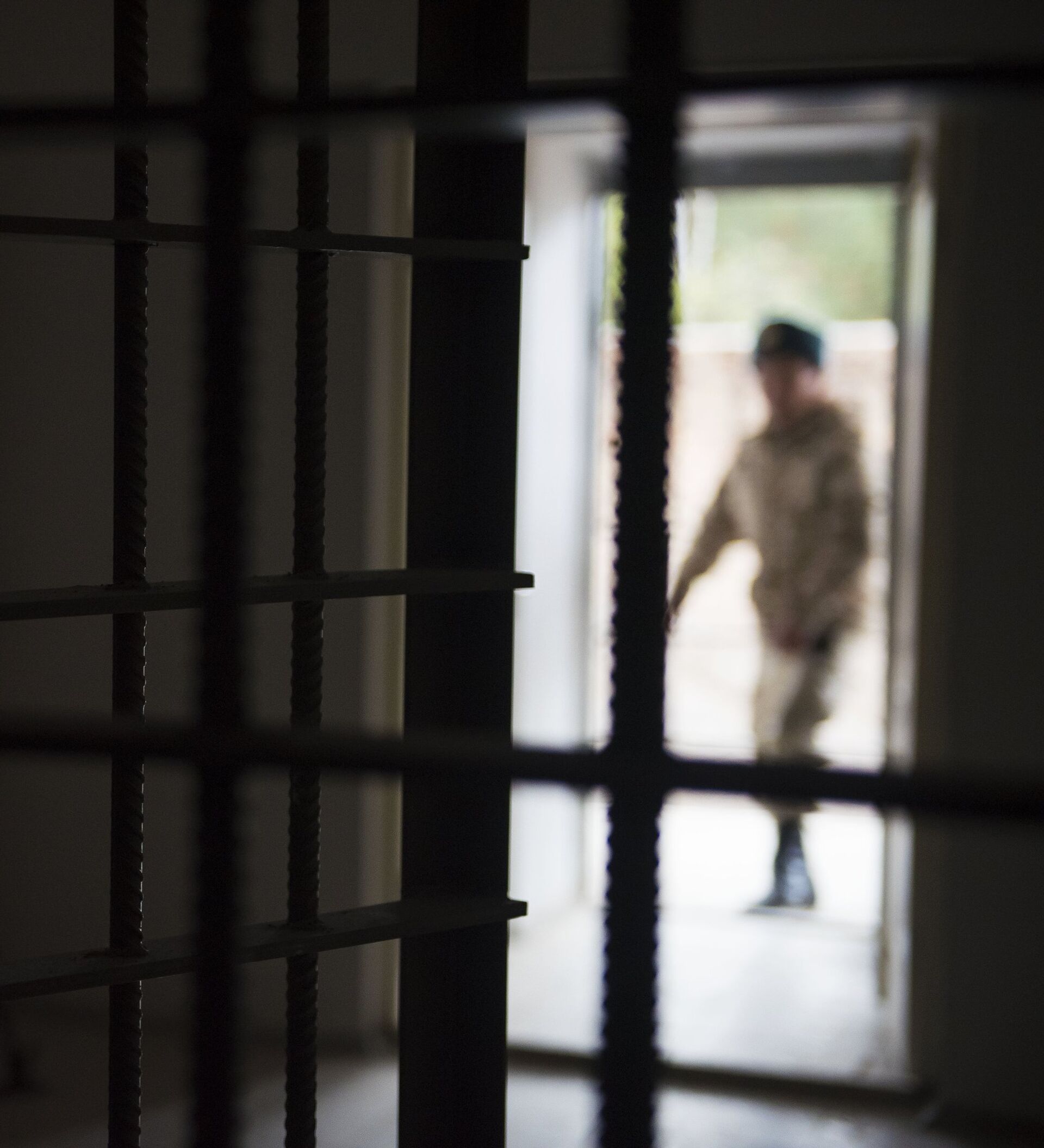 наручники решетка. освободился из мест лишения свободы. ранее осужденный. тюрьма айрон хайтс. ранее осужденный.