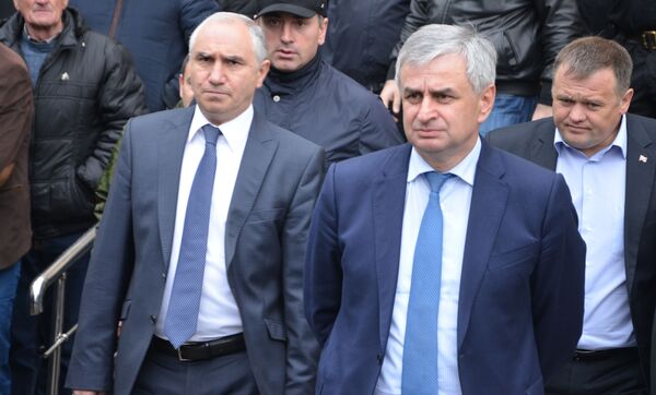 Рауль Хаджимба вышел к митингующим у Парламента. - Sputnik Абхазия