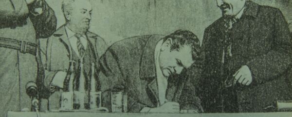 Лыхненское обращение подписывают:первый секретарь Абхазского рескома КП Грузии Борис Адлейба, председатель президиума Верховного Совета Абхазской АССР Валериан Кобахия (крайний справа), первый секретарь Гудаутского райкома КП Грузии Константин Озган. Лыхненское обращение подписывают:первый секретарь Абхазского рескома КП Грузии Борис Адлейба, председатель президиума Верховного Совета Абхазской АССР Валериан Кобахия (крайний справа), первый секретарь Гудаутского райкома КП Грузии Константин Озган. - Sputnik Абхазия