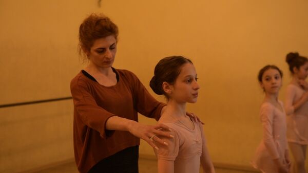 Грациозность и гибкость продемонстрировали воспитанницы студии балета - Sputnik Абхазия