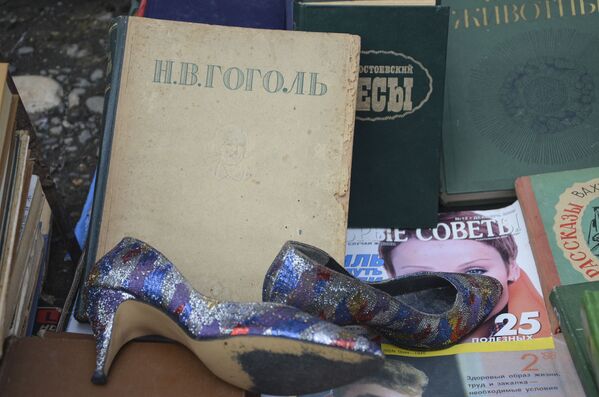 Выставленные на продажу черевички и книга автора, написавшего их историю - Sputnik Абхазия